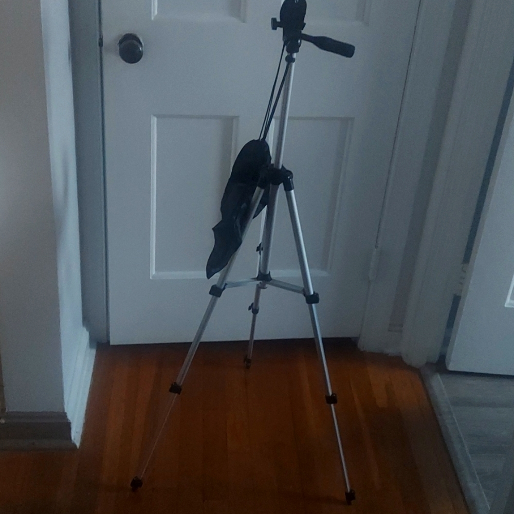 Adjustable tripod ( new) never been used. with carry bag.